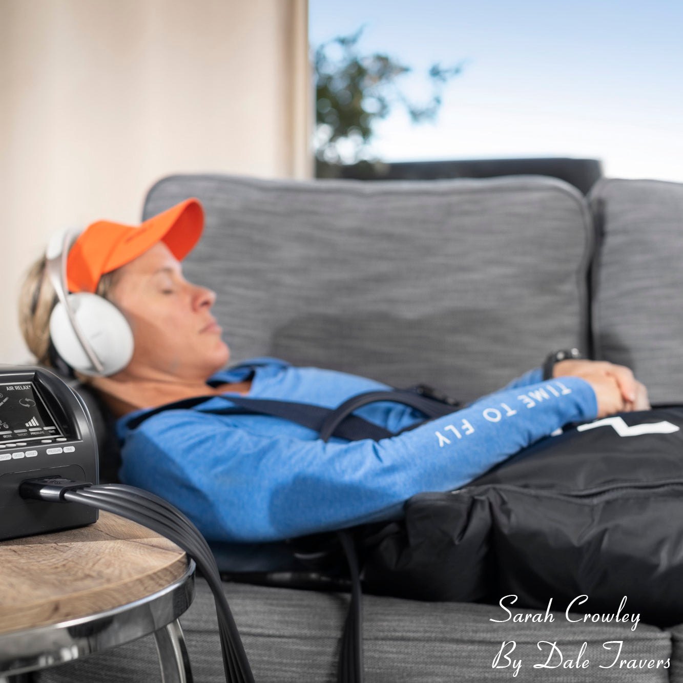 AIR RELAX AR-3.0 & AR-2.0 SHORTS — Woman resting with headphones wearing compression shorts
