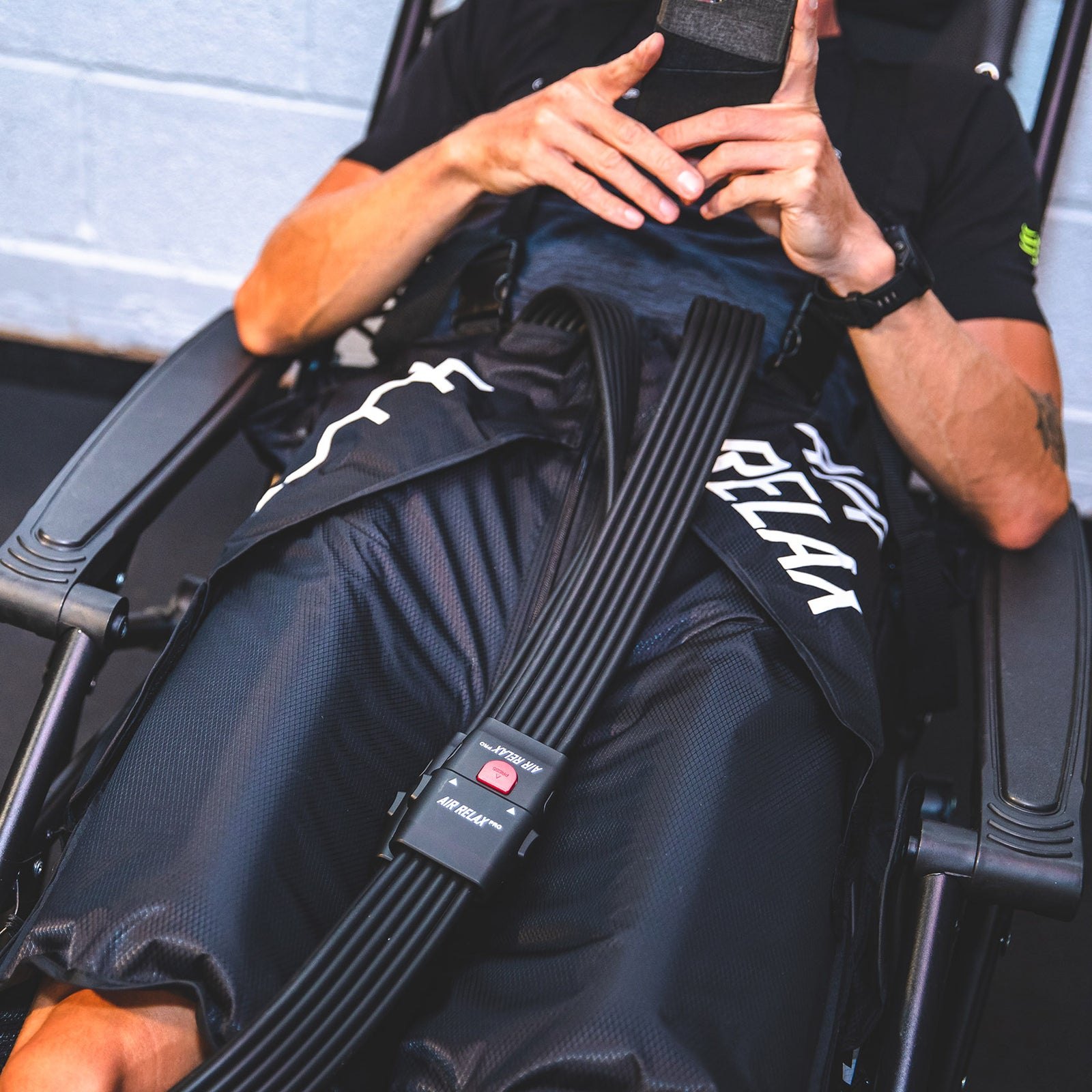 AIR RELAX PRO AR-4.0 SHORTS — Close-up of hose connector plugged into the compression shorts